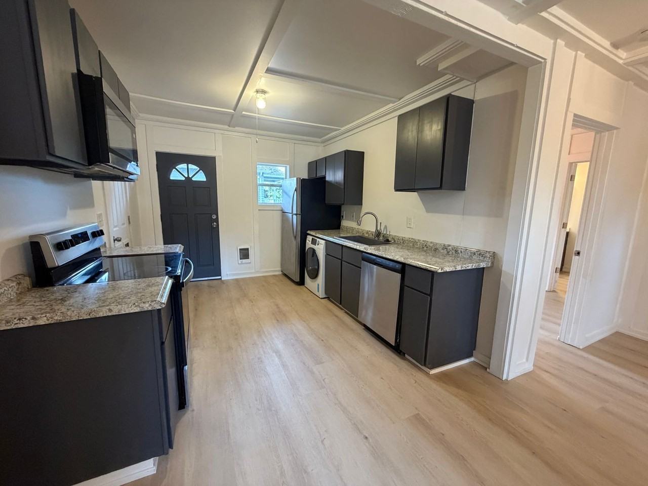 595 581, 585, 595 Highland Ave NE ##585 - Photo 3 of 9