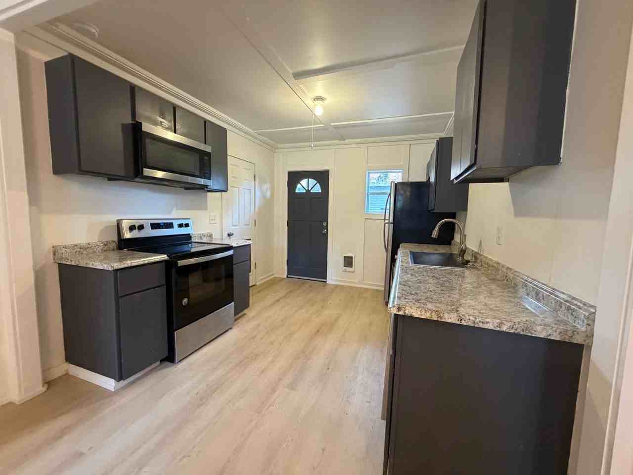 595 581, 585, 595 Highland Ave NE ##585 - Photo 4 of 9