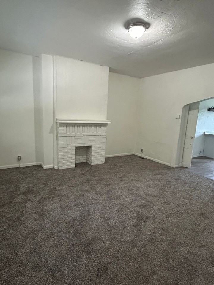1120 Jenny Lind St - Photo 4 of 8