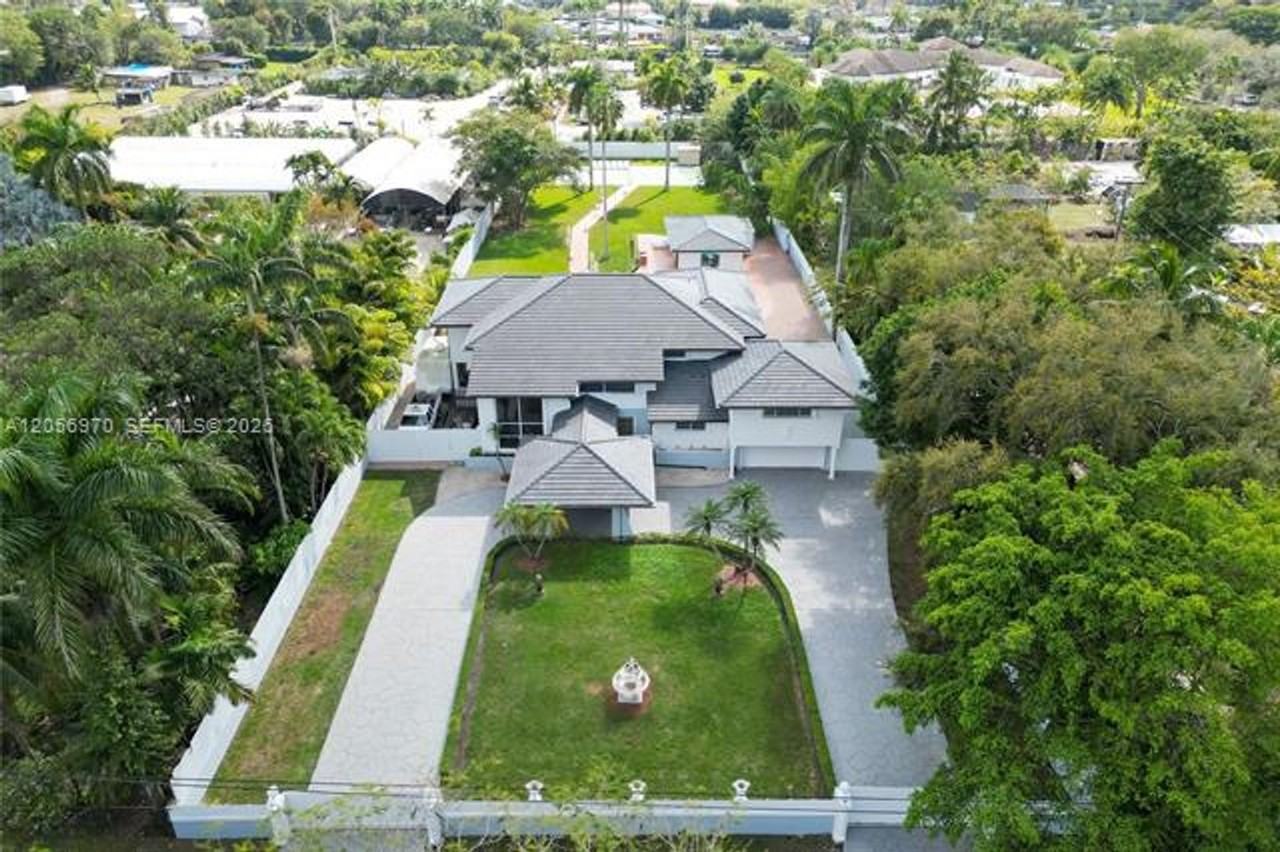 12040 Sw 43rd St #12040 - Photo 3 of 50