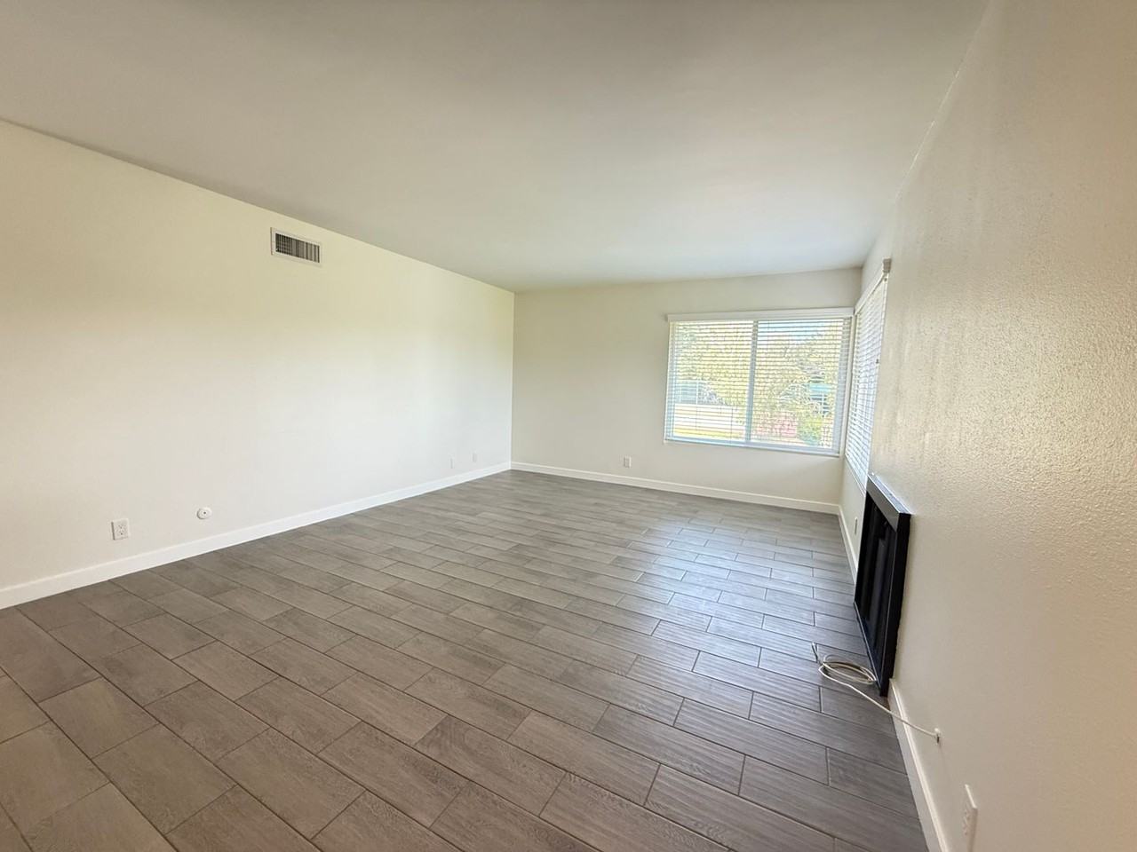 26180 Rainbow Glen Dr - Photo 4 of 25