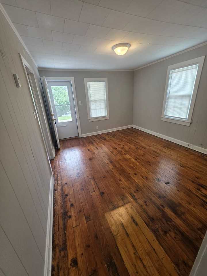329 W 23rd St - Photo 3 of 9