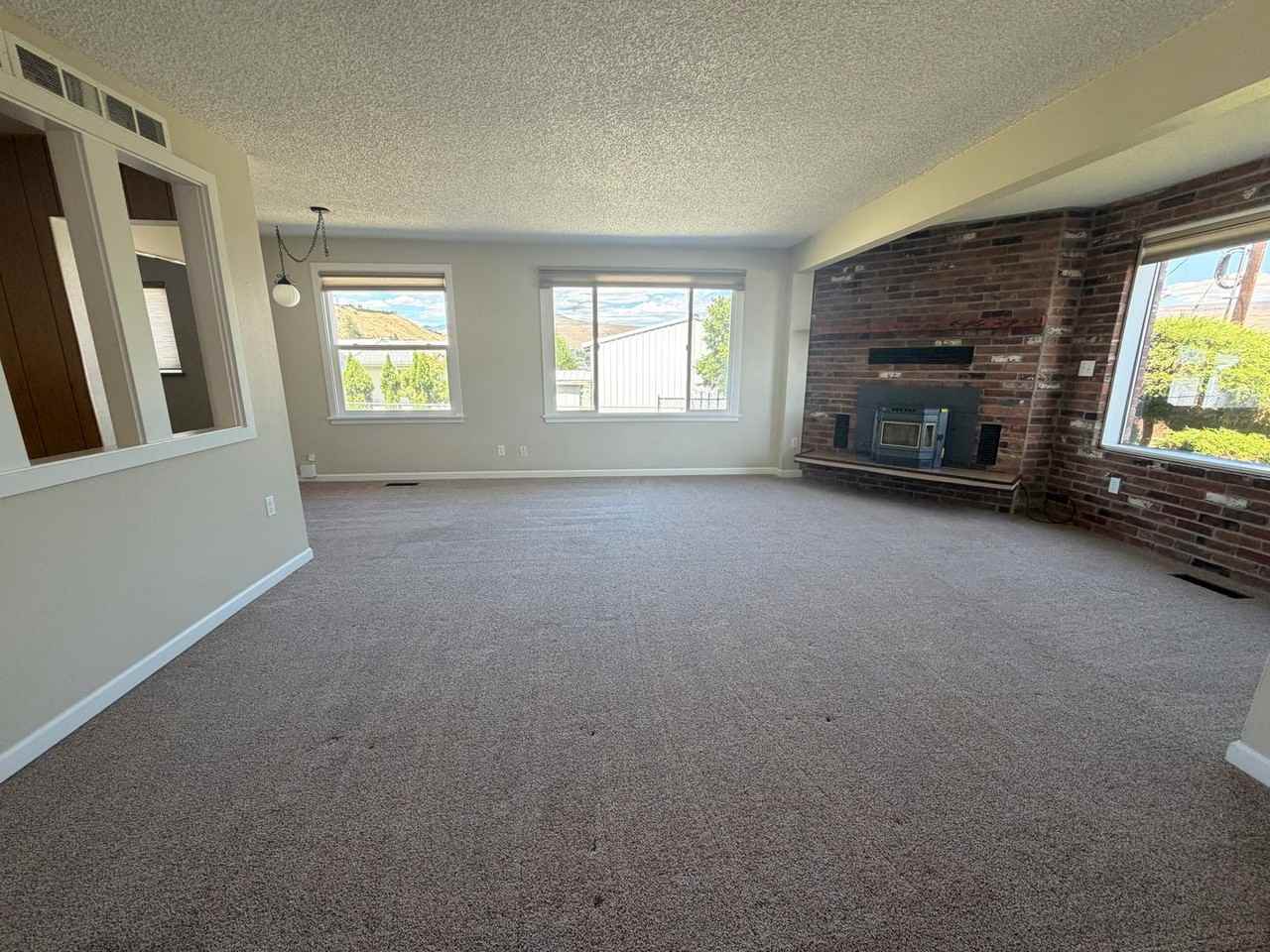 1018 Cypress Ln - Photo 4 of 23