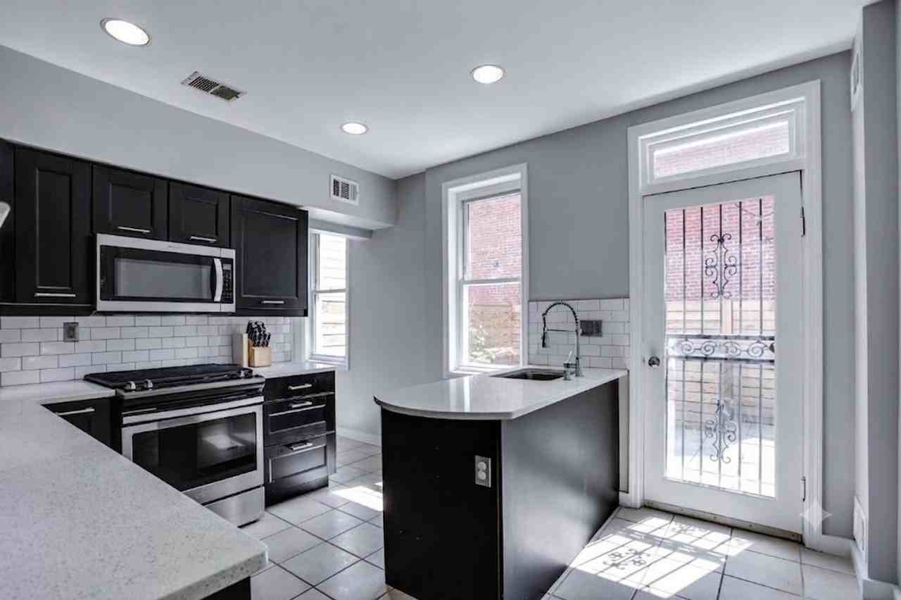 1200 D St Ne - Photo 4 of 16
