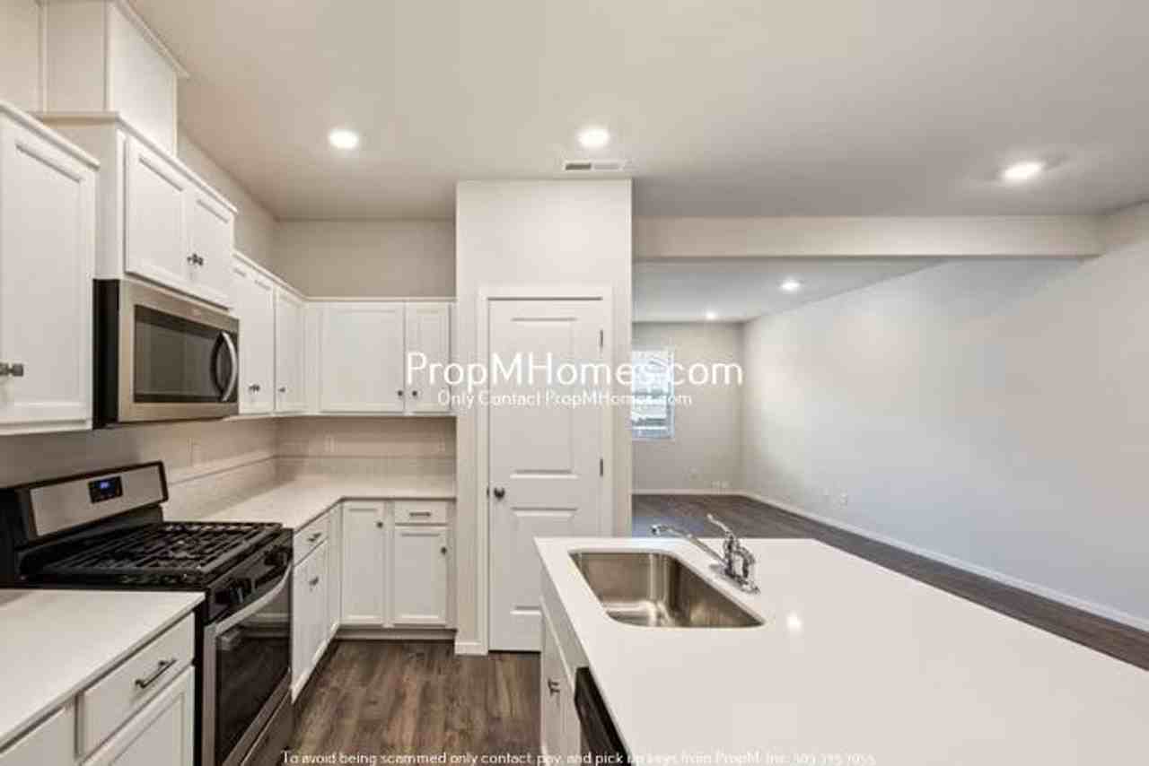 884 N 18th Ave - Photo 6 of 19