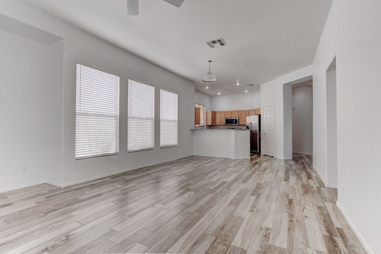 161 Greenwich Village Ave - Photo 5 of 32