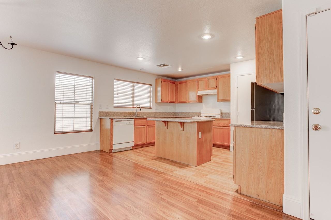 1195 Sweet Orange St - Photo 4 of 35