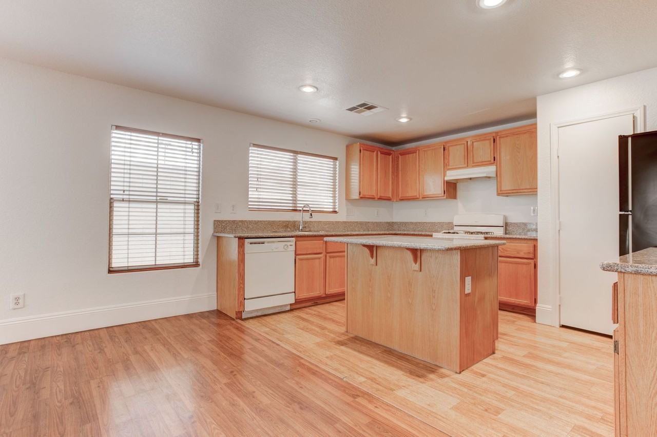 1195 Sweet Orange St - Photo 5 of 35