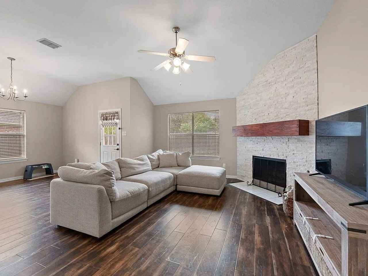 3205 Chesington Dr - Photo 6 of 13