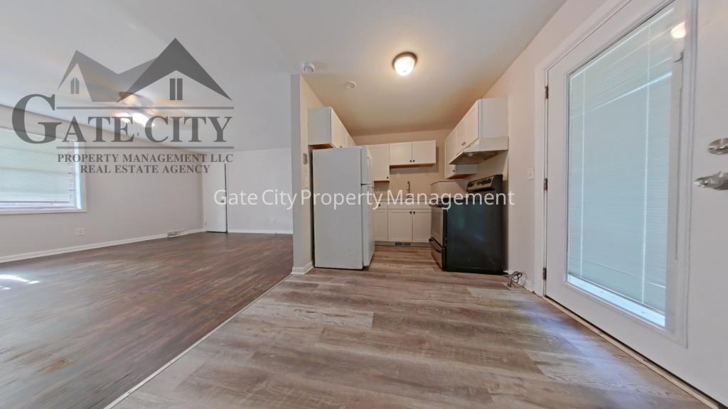 2021 Maywood St Apt E - Photo 2 of 7