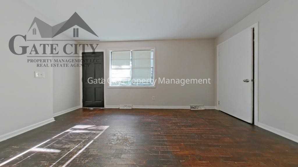 2021 Maywood St Apt E - Photo 3 of 7
