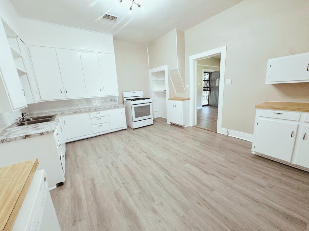 1016 Sulphur Springs Rd - Photo 3 of 17