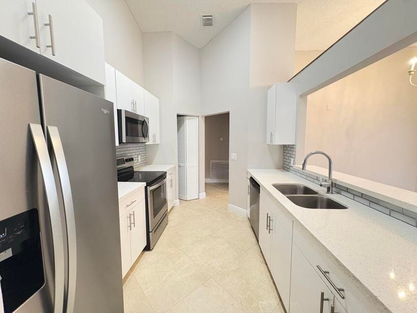 1220 Nw 15th Ave ##A - Photo 3 of 6