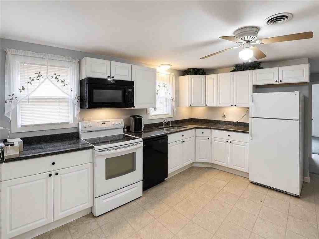 16 Sandra Dr - Photo 2 of 9