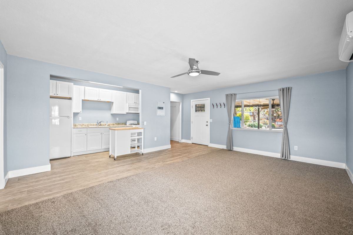 7432 Dumosa Ave - Photo 5 of 10