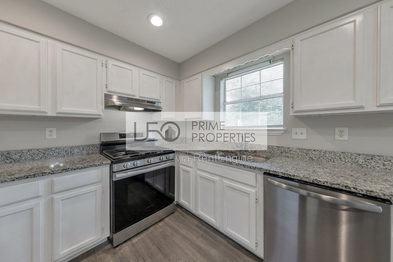 1008 Huntington Trce Se - Photo 3 of 16