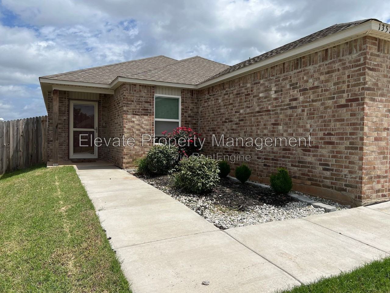 1357 Dustin Dr - Photo 3 of 23