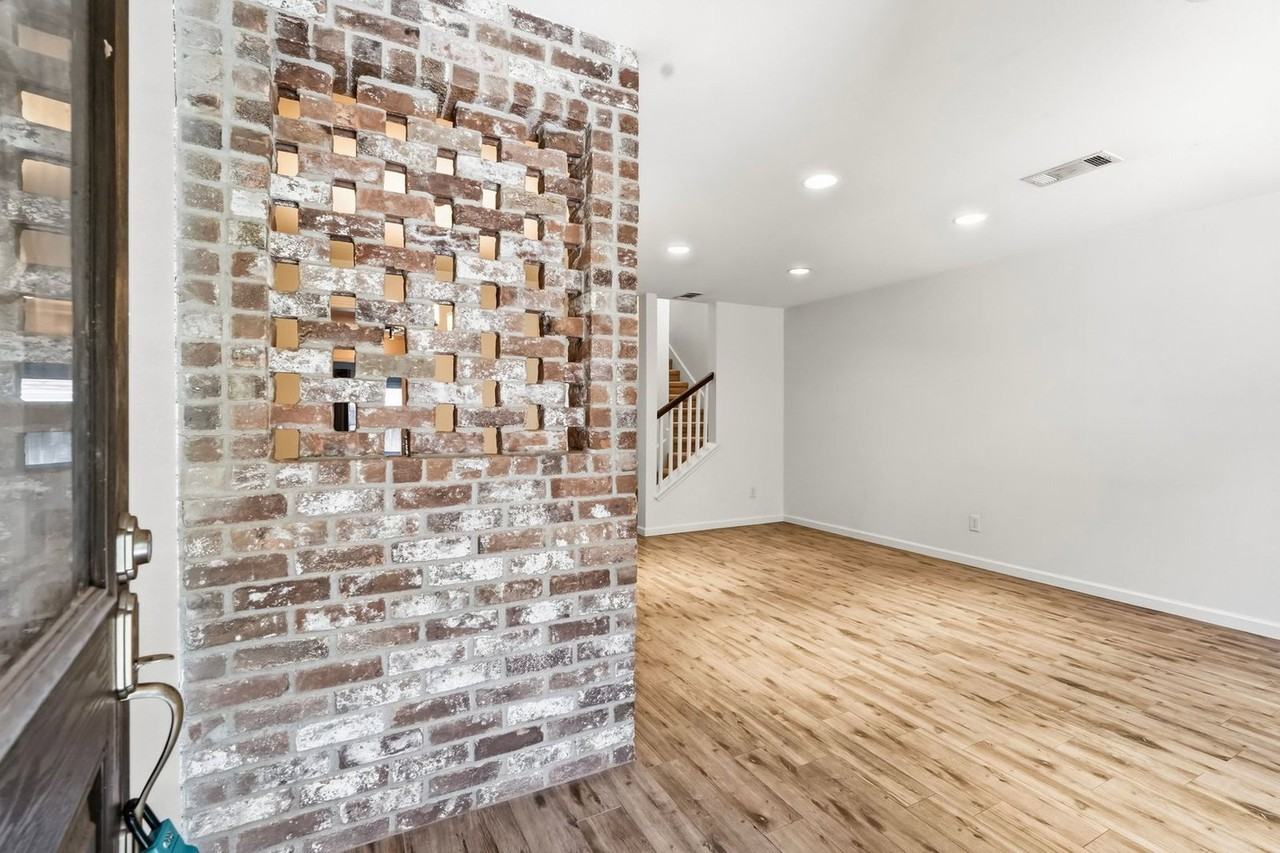 450 N Post Oak Ln - Photo 4 of 26
