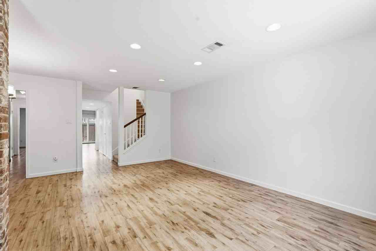 450 N Post Oak Ln - Photo 5 of 26