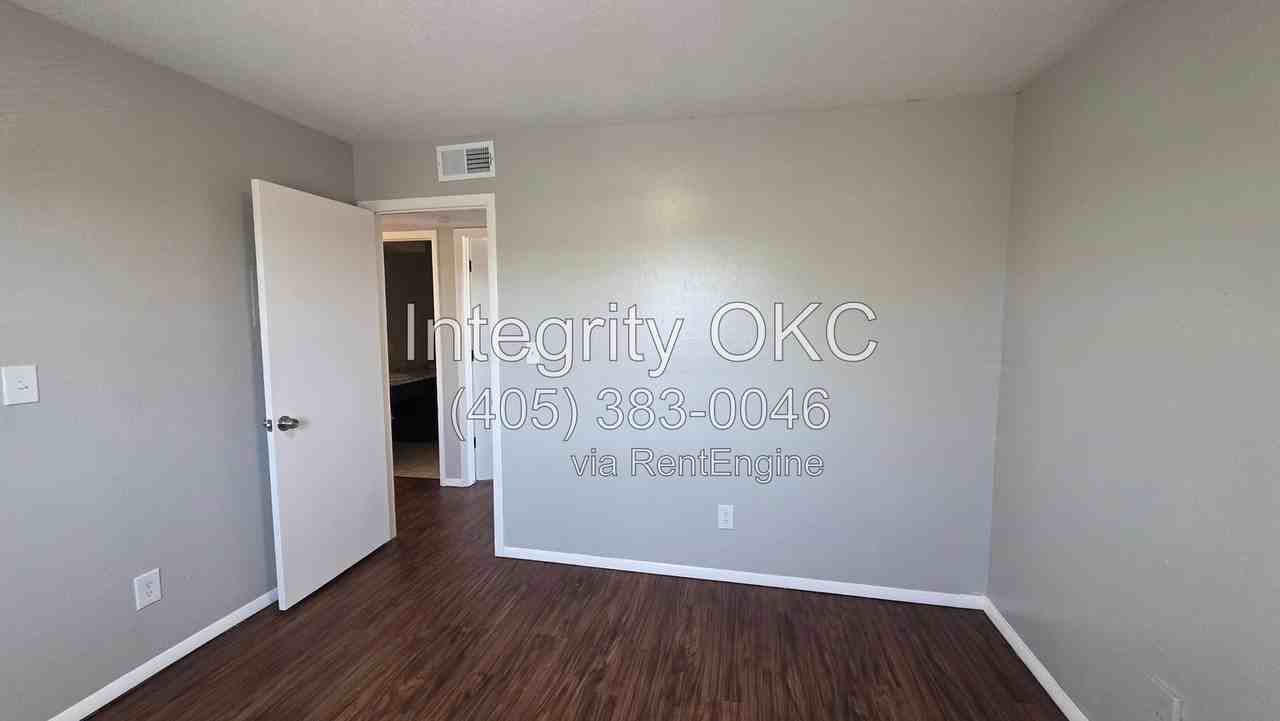 3807 N Rockwell Ave #122 - Photo 7 of 19