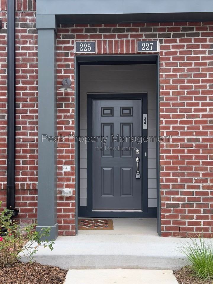 227 Brattice Dr - Photo 2 of 31