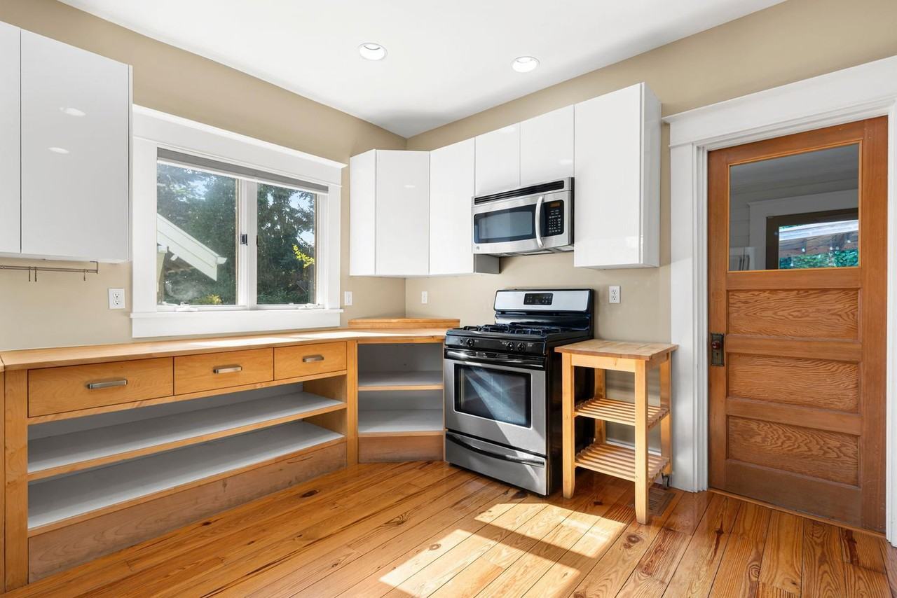2047 N Sumner St - Photo 2 of 34