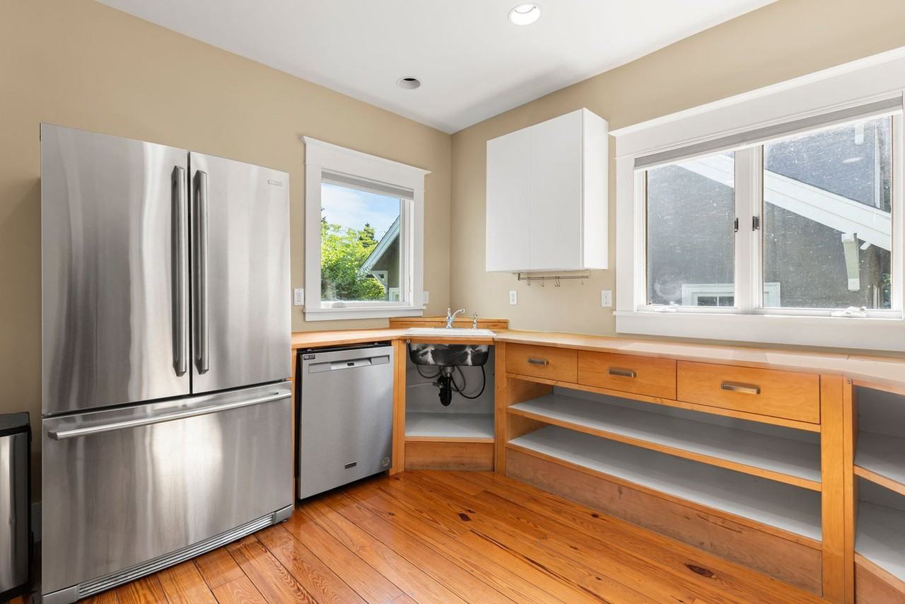 2047 N Sumner St - Photo 3 of 34