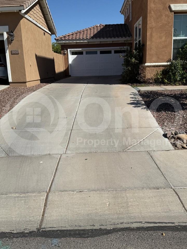 1195 E Gail Dr - Photo 2 of 14