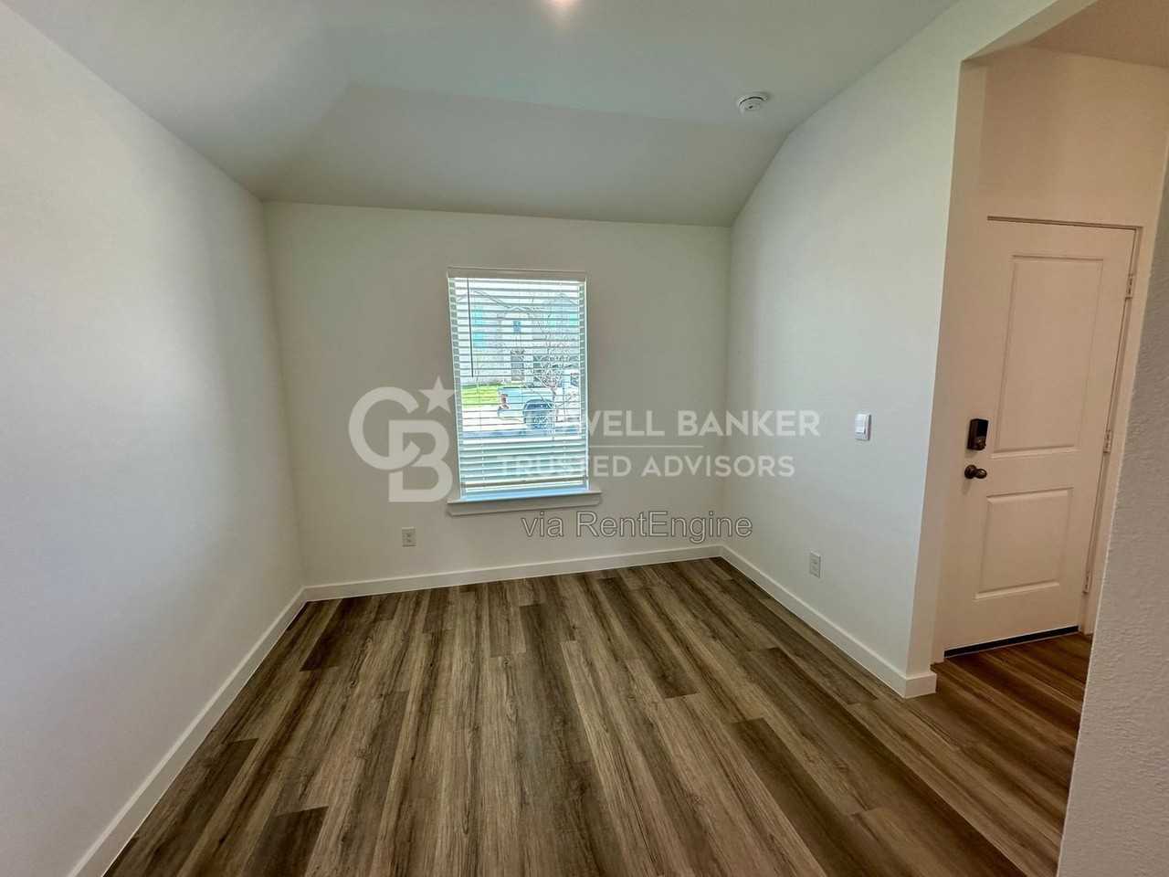 614 14th St - Photo 5 of 11