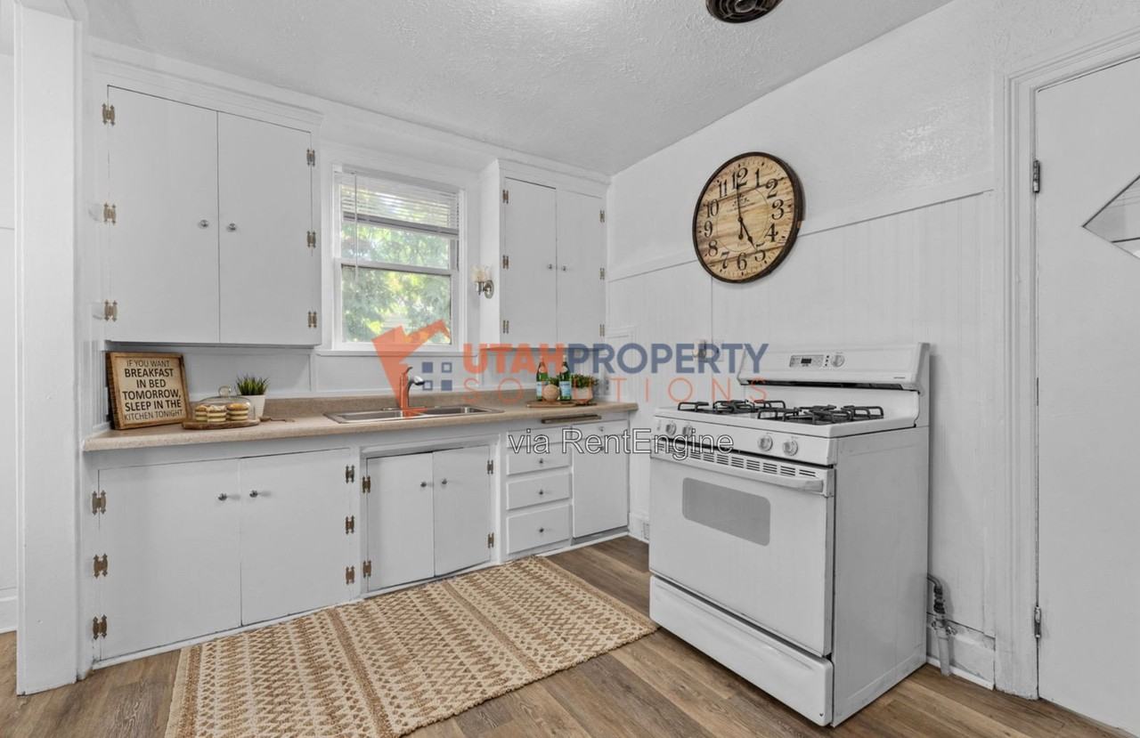 2263 S Green St - Photo 4 of 10