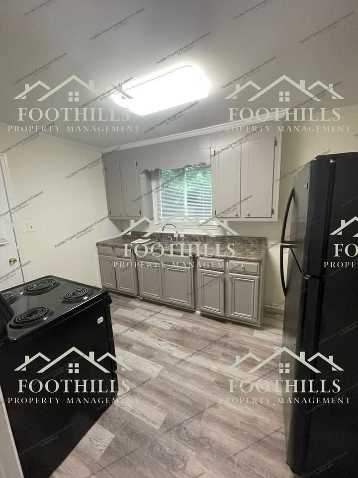 2704 Whitehall Ave - Photo 4 of 12