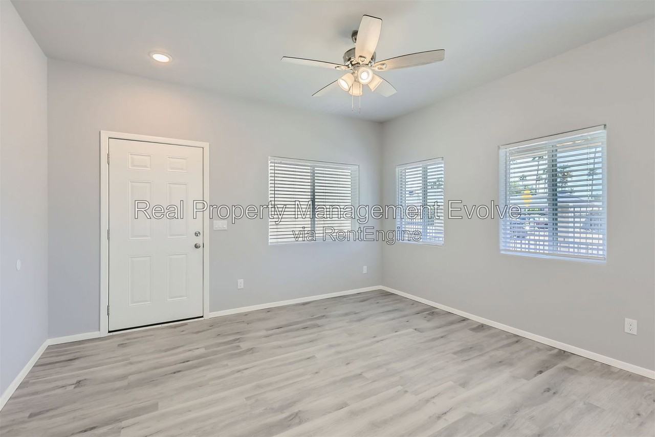 7010 N 80th Ave #3 - Photo 5 of 25