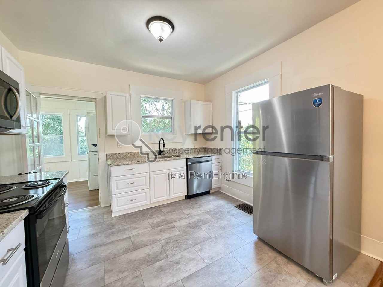 1314 Dallas Rd - Photo 3 of 10