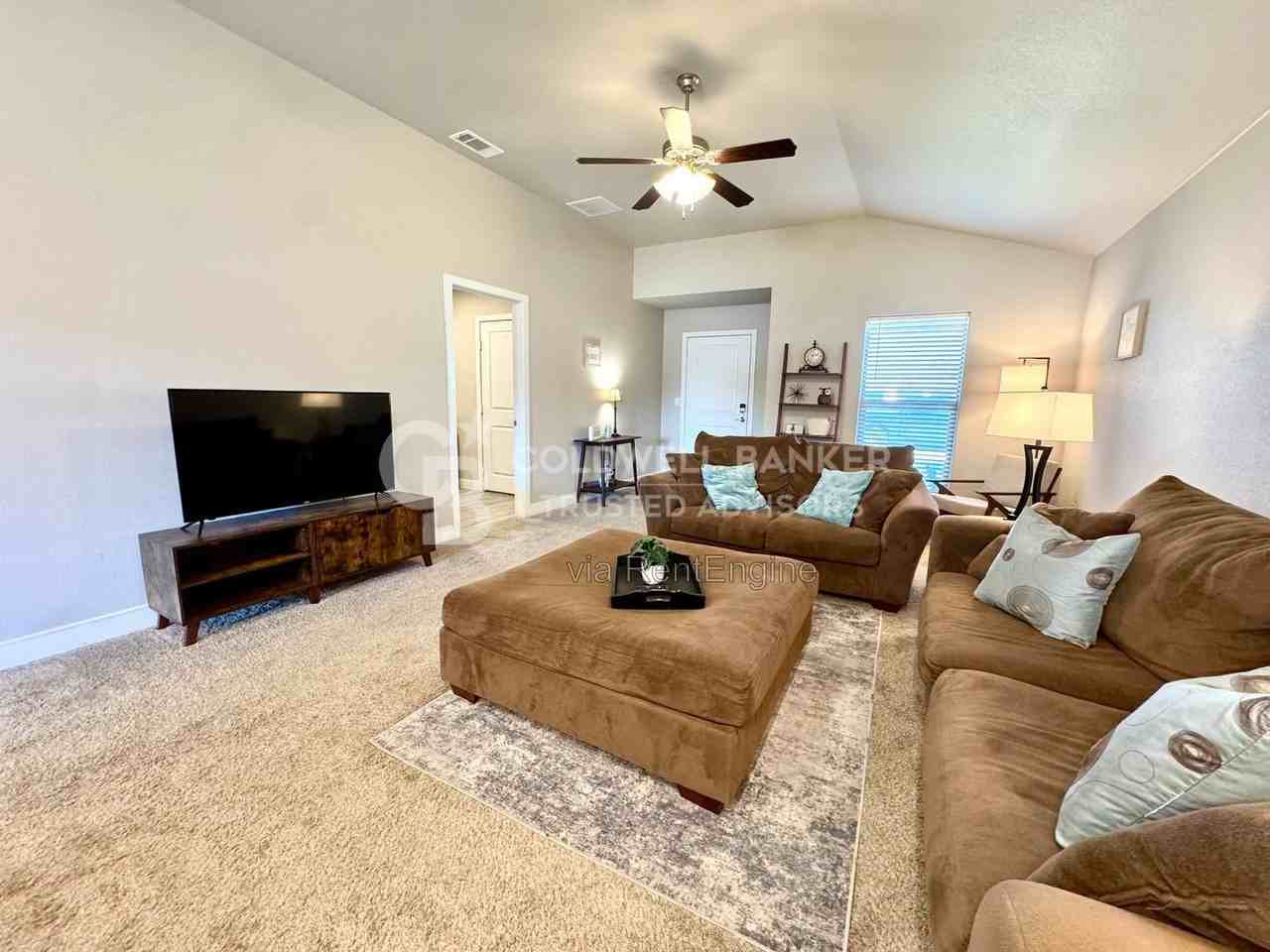 3108 Urbana Ave - Photo 4 of 32