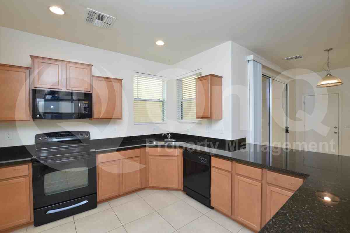 883 S Almira Ave - Photo 3 of 30
