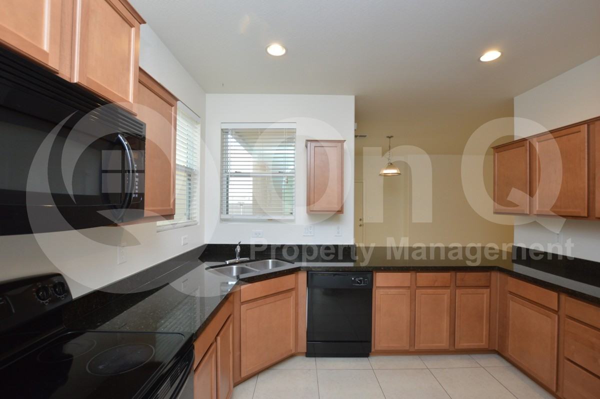 883 S Almira Ave - Photo 4 of 30