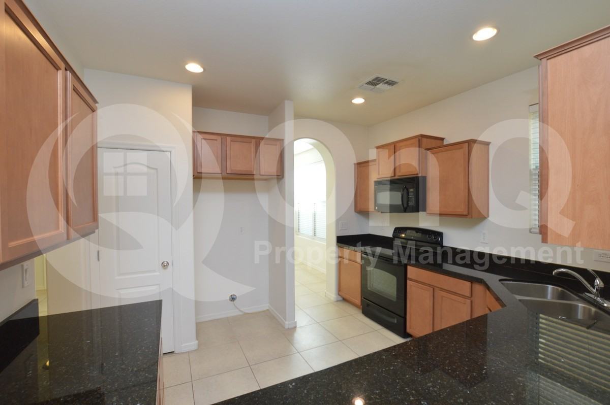 883 S Almira Ave - Photo 5 of 30