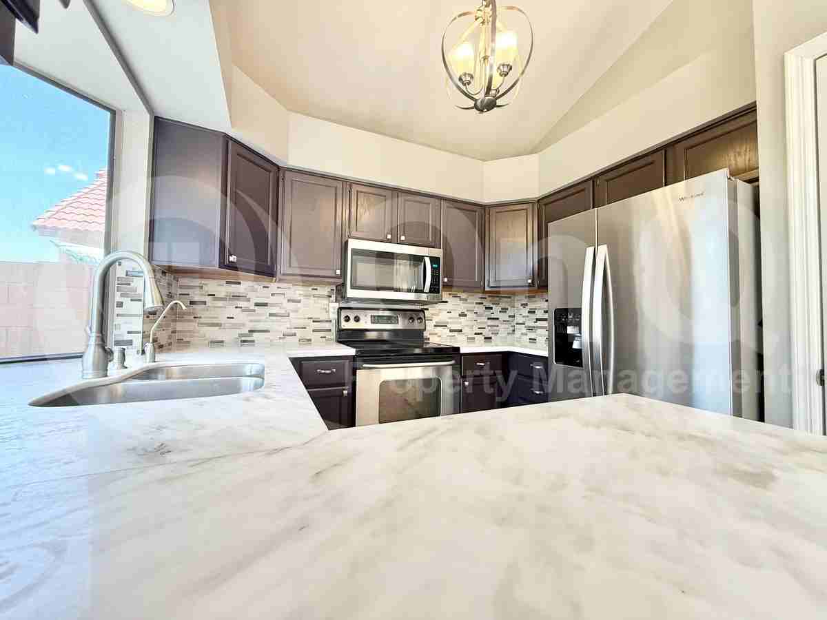 4695 W Ivanhoe St - Photo 5 of 22