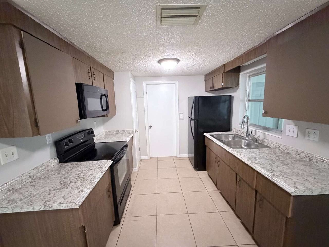 827 W Carole St - Photo 3 of 11