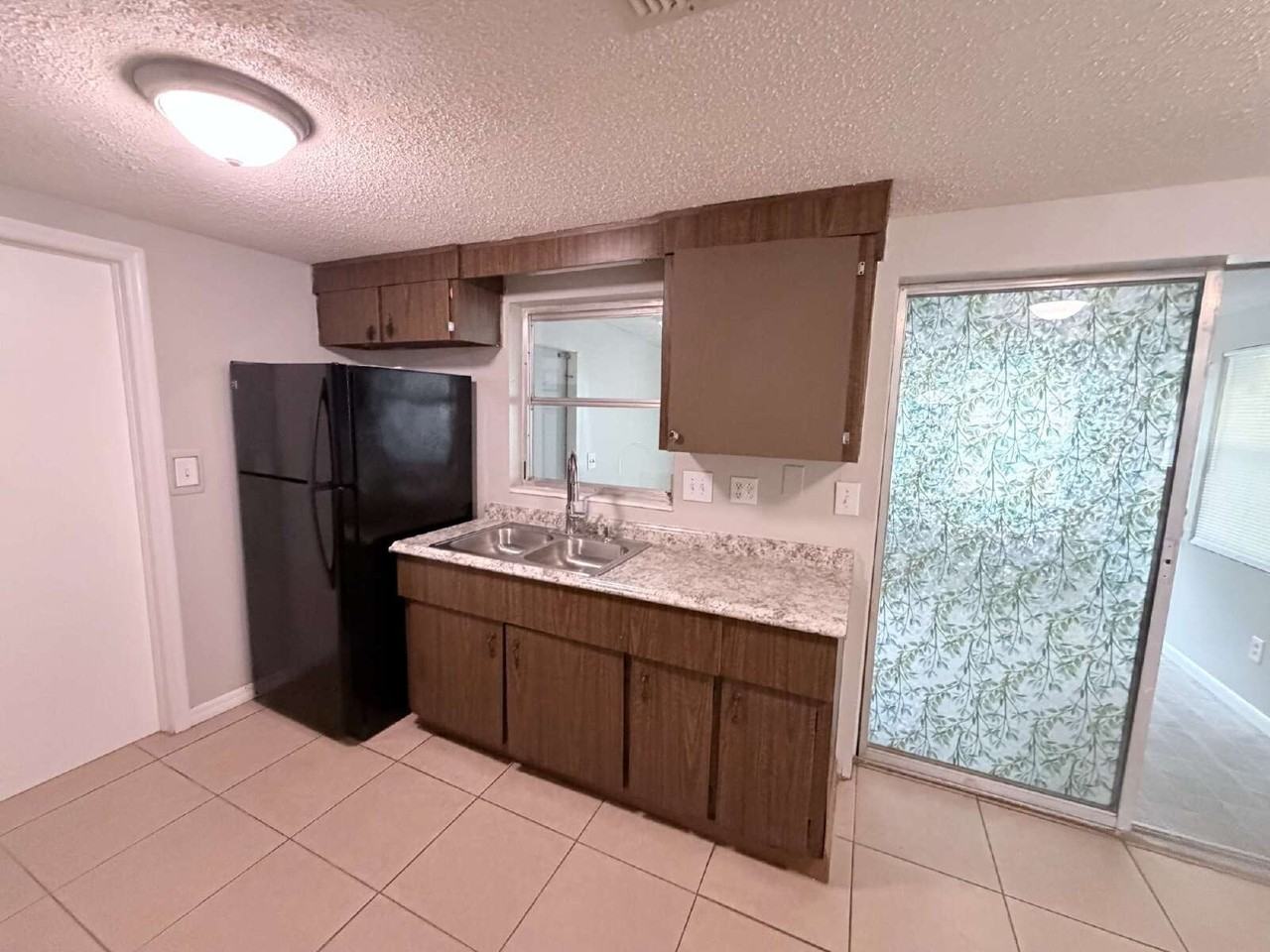 827 W Carole St - Photo 4 of 11