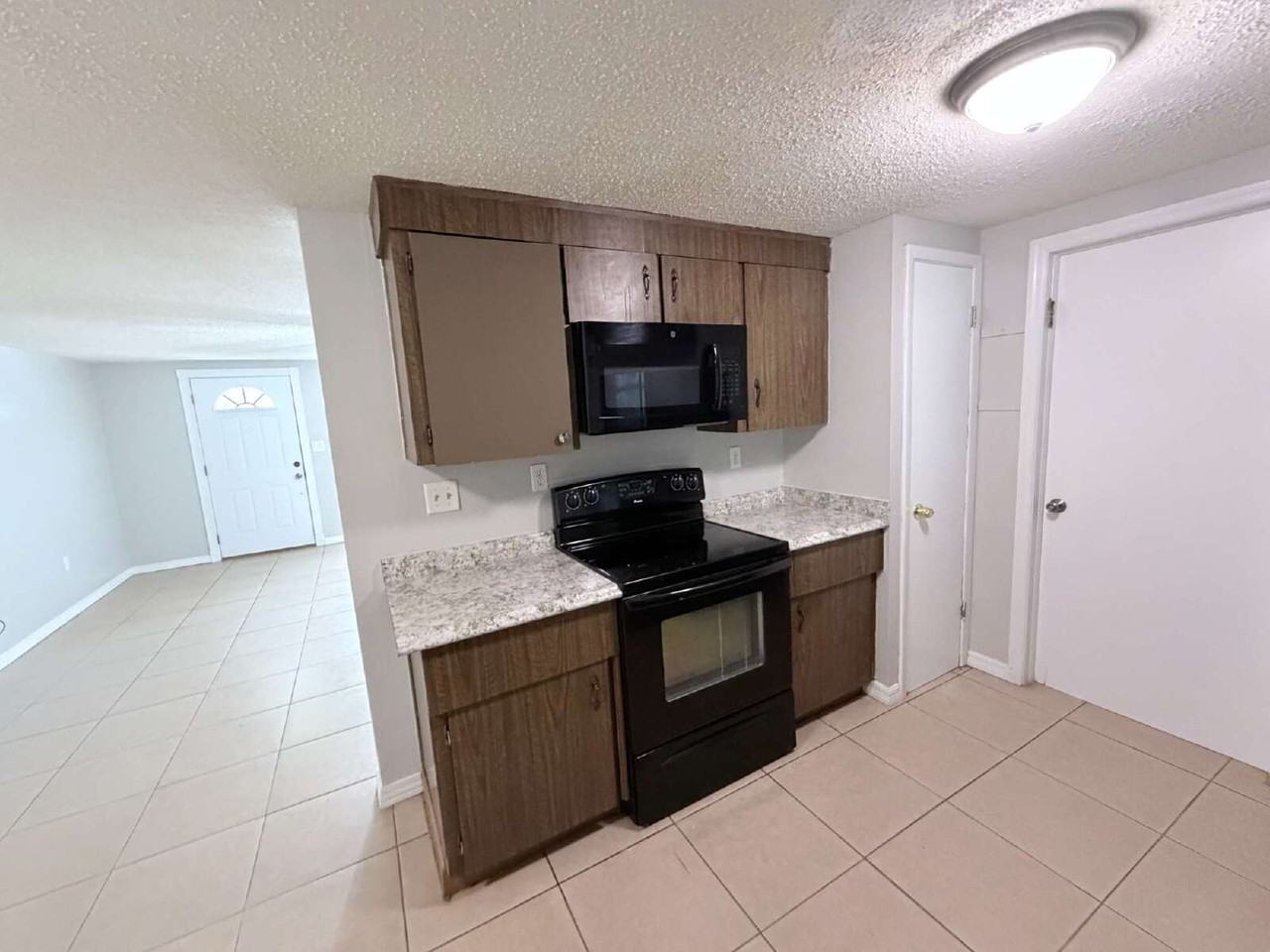 827 W Carole St - Photo 5 of 11
