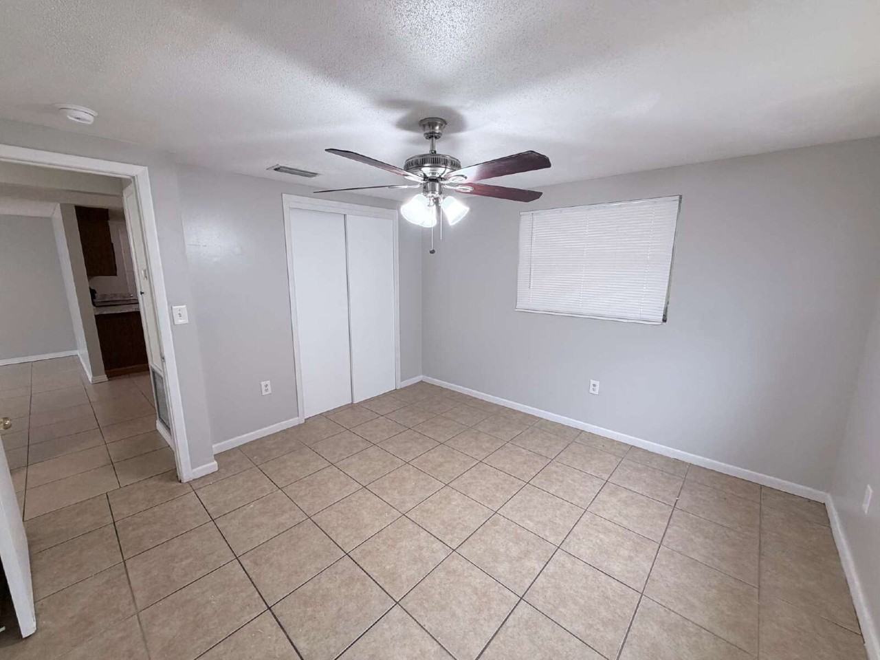 827 W Carole St - Photo 7 of 11