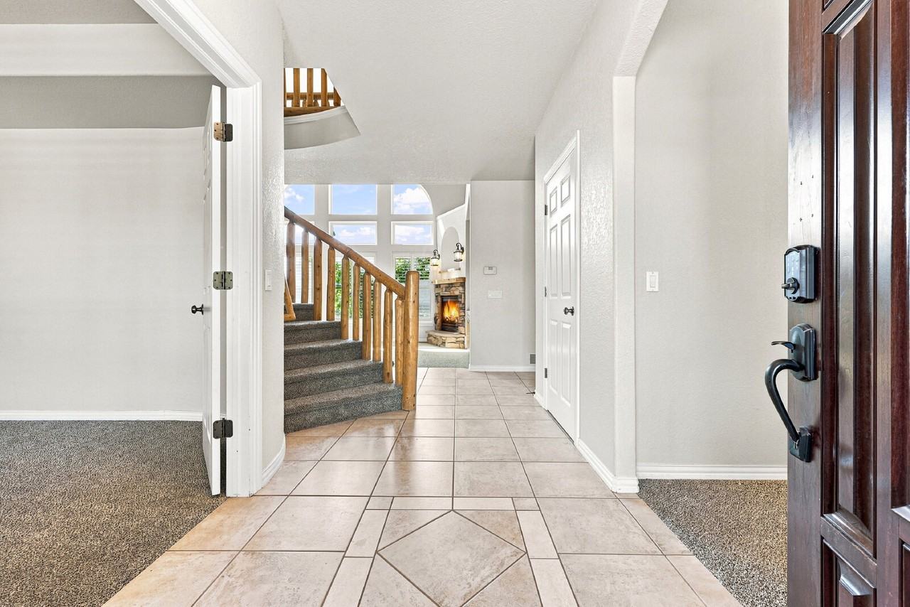 2425 Vanreen Dr - Photo 2 of 50