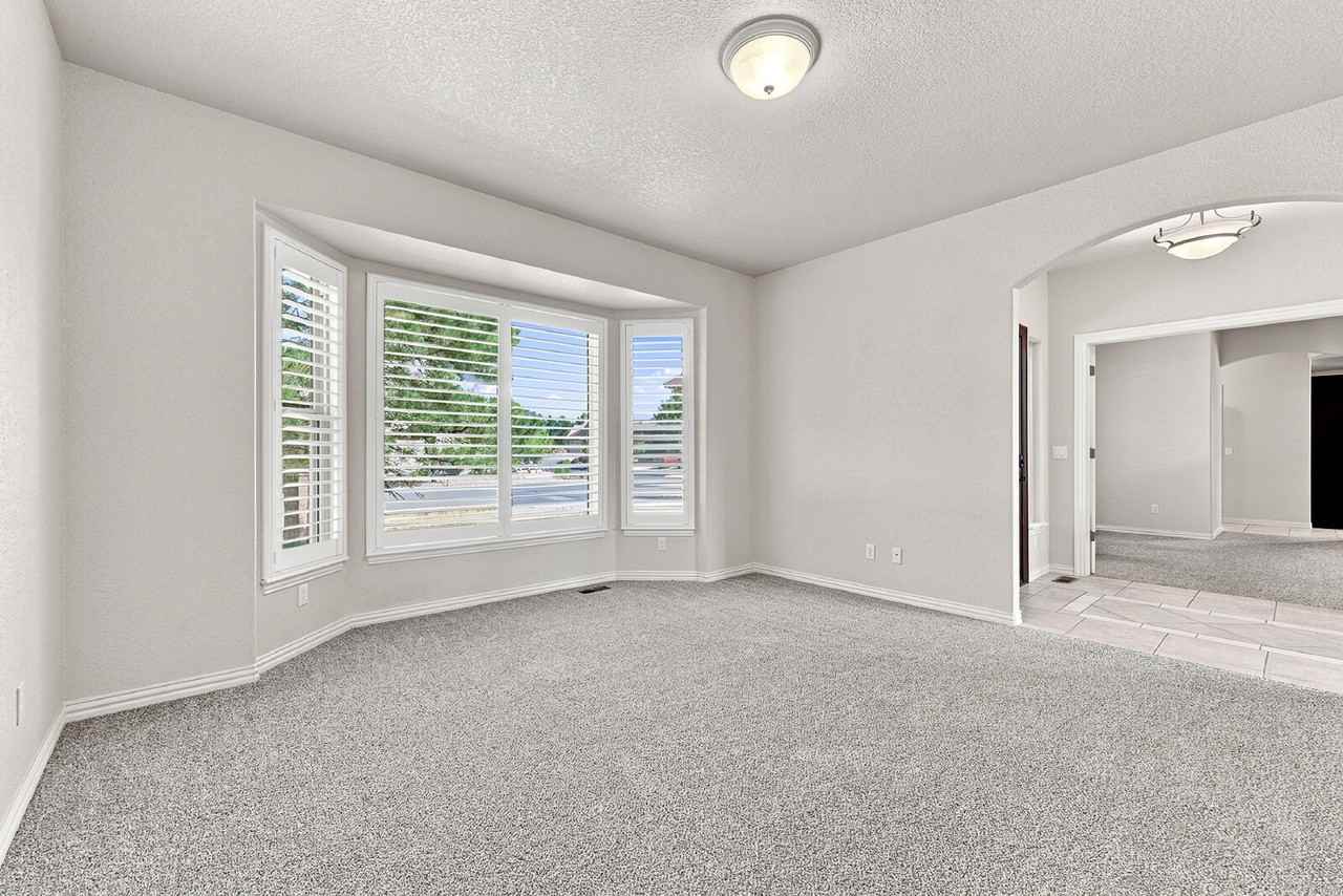2425 Vanreen Dr - Photo 4 of 50