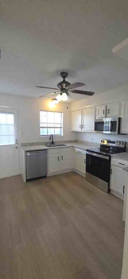 233 Vista Way - Photo 3 of 31