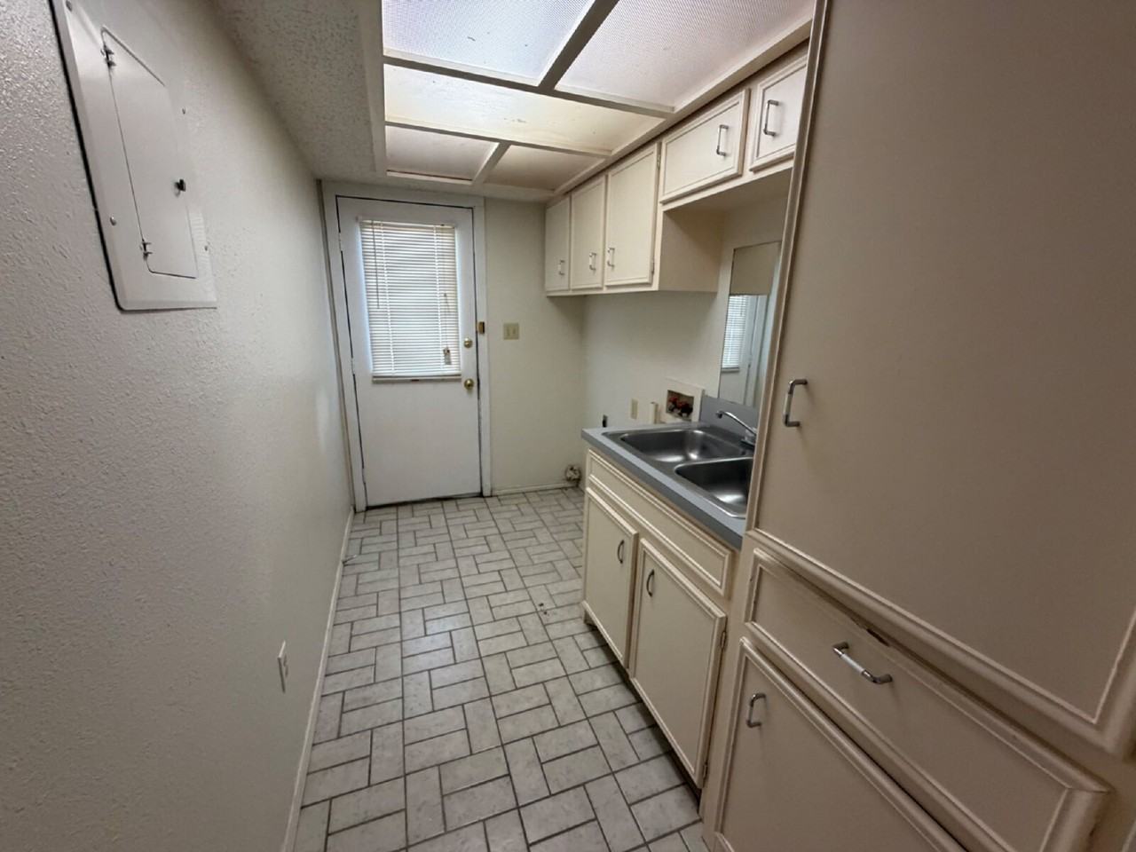 3706 25th St - Photo 5 of 8