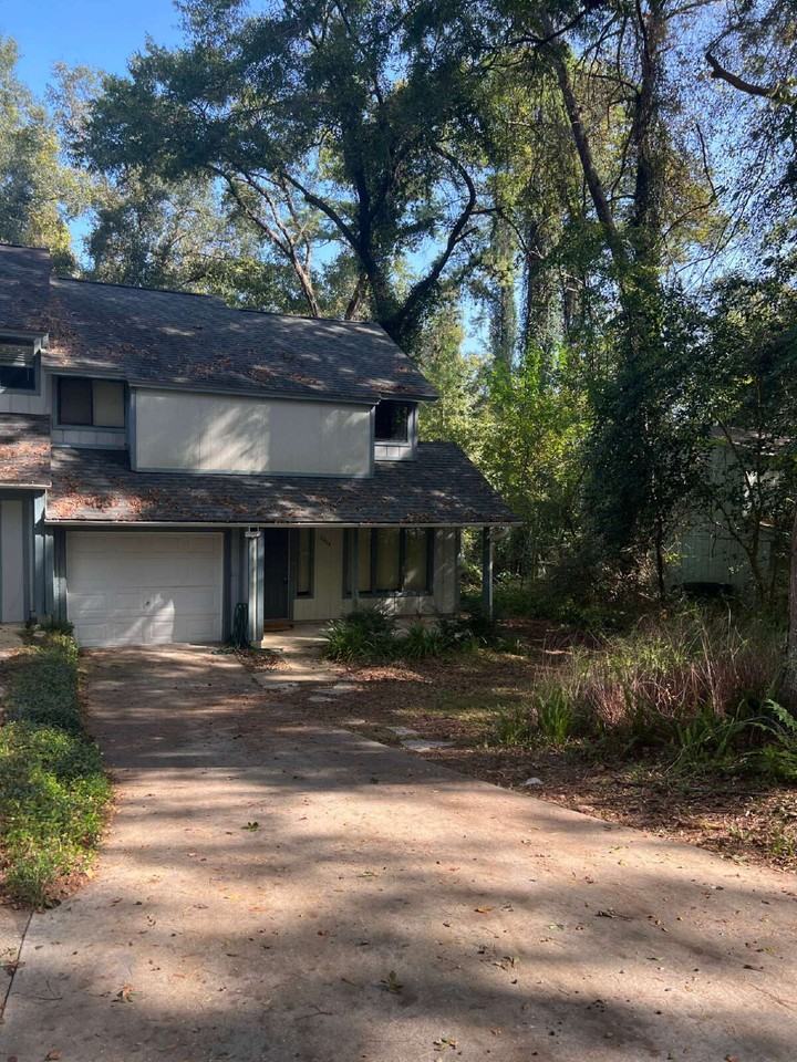 2094 Shangri La Ln - Photo 4 of 38