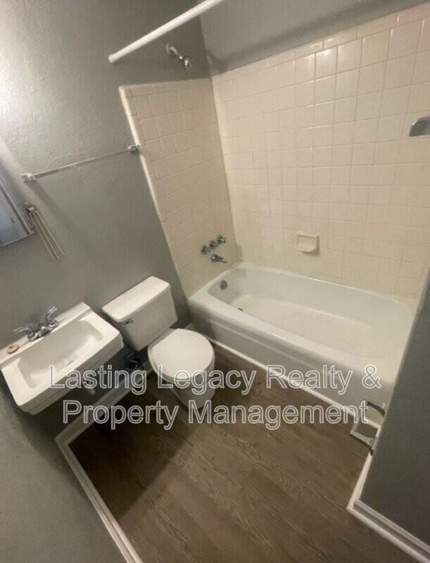 1130 Conley St Apt D - Photo 6 of 11