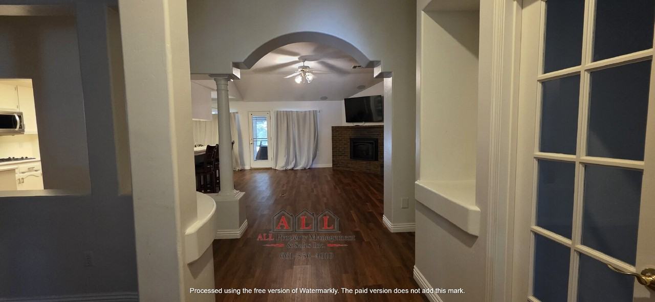 10500 Attleboro Ave - Photo 3 of 33