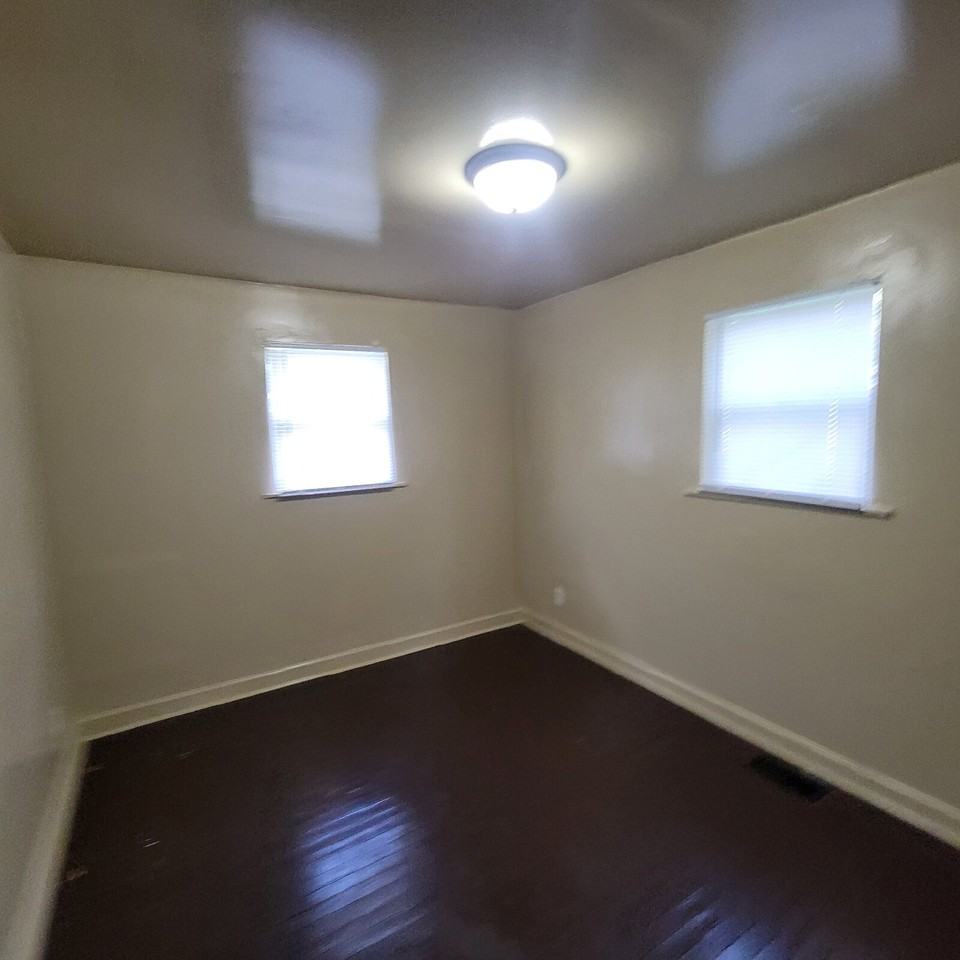 1330 W 32nd St - Photo 2 of 8